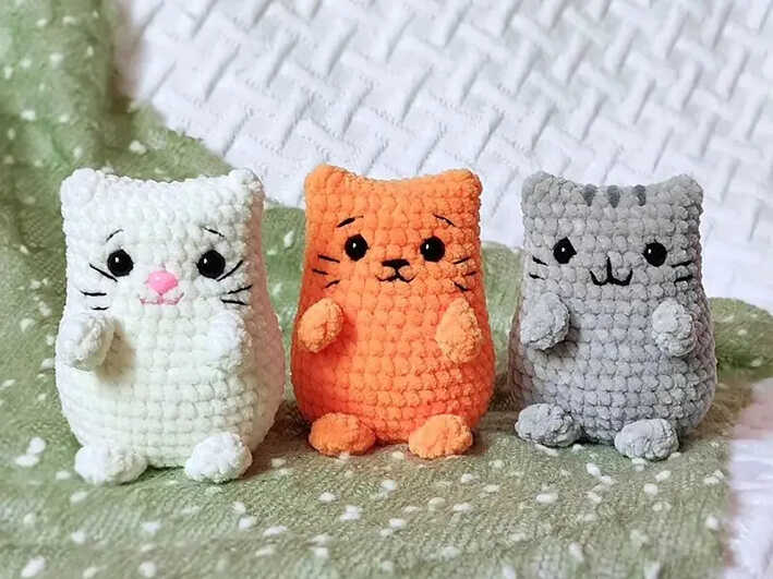 Free Kitten Amigurumi Pattern: A Low Sew and Quick to Make Amigurumi project for DIY cat lovers.