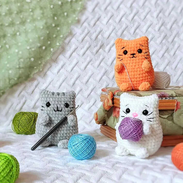 Low Sew Amigurumi: Step-by-step kitten crochet guide focusing on beginner friendly and easy crafting.