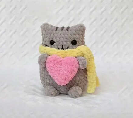 Low Sew Kitten Amigurumi: Handmade cat toy inspiration using soft cotton yarn for a professional finish.