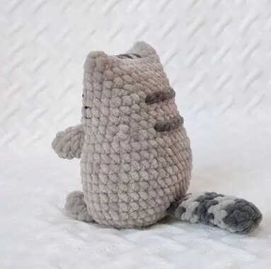 Free Handmade Gift Idea: Adorable crochet kitten plushie, an easy project for seasonal craft fairs.
