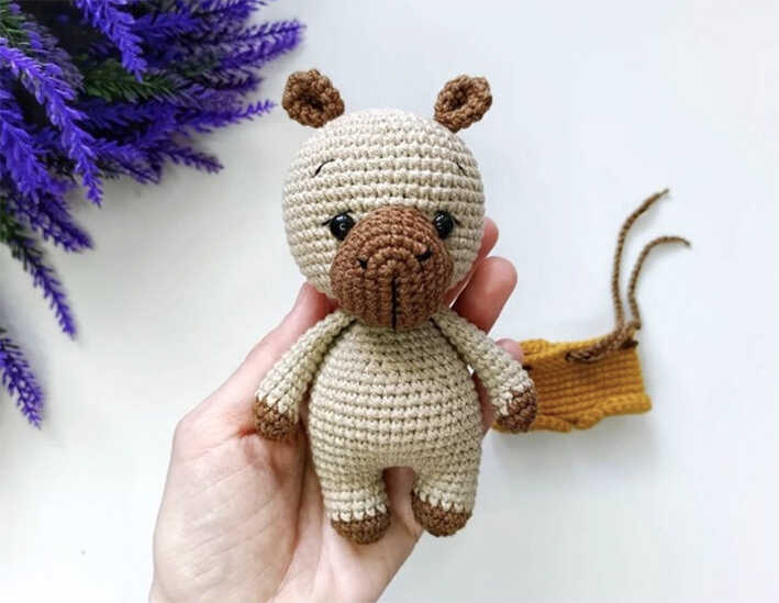 Low Sew Amigurumi: Step-by-step capybara crochet guide focusing on beginner friendly techniques.