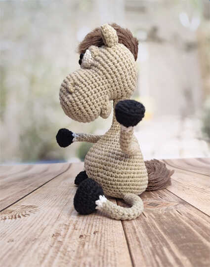 Free Horse Amigurumi Tutorial: Complete your DIY hobby project with this lovely free horse design. This final view demonstrates the high-quality result of our step-by-step instructions.