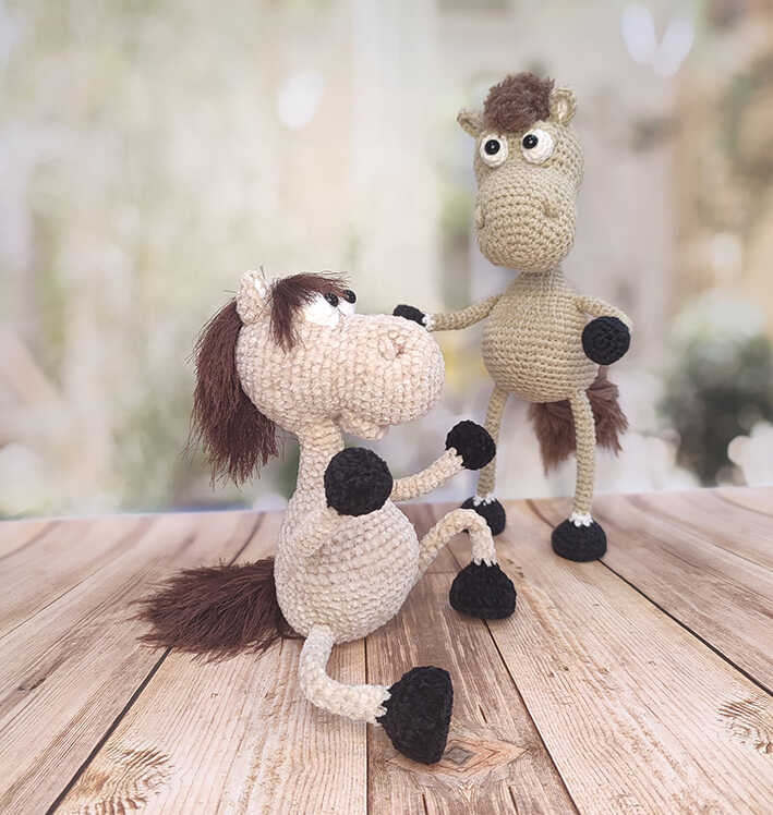 Free Crochet Project: The professional final result of our standing amigurumi horse. You can access the full free pattern on our blog to begin your own hobby journey today.