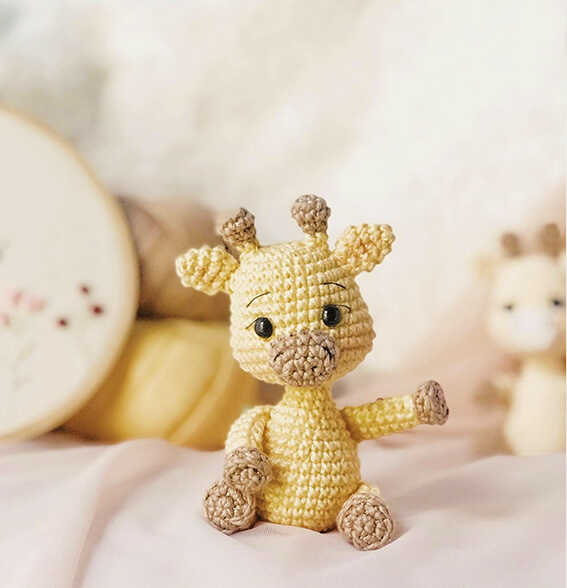 Free Quick to Make Amigurumi: Sweet giraffe pattern detail for a unique DIY crochet gift idea.