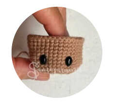 A detailed visualization focusing on the reindeer head design, serving as an artistic preview of our free crochet pattern. This image captures the facial structure to provide a stylistic reference for your handmade project. We share this concept to help you visualize the finished amigurumi reindeer face.